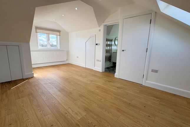 24 Vineyard Avenue, London photo 3