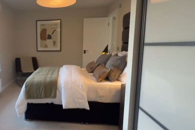 Flat 9, 43-48 St Michaels Street, London photo 3