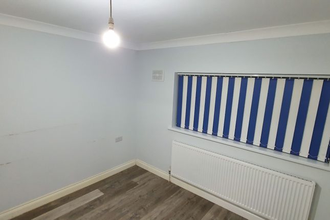 79, Rowan Road, west Drayton photo 3