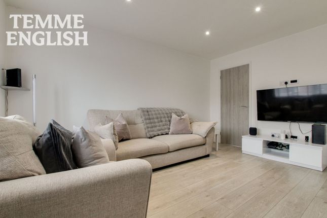 21 Kenley Close, Wickford photo 4