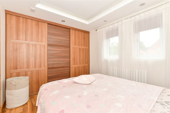 Oakapple Close Broadfield, Crawley photo 4