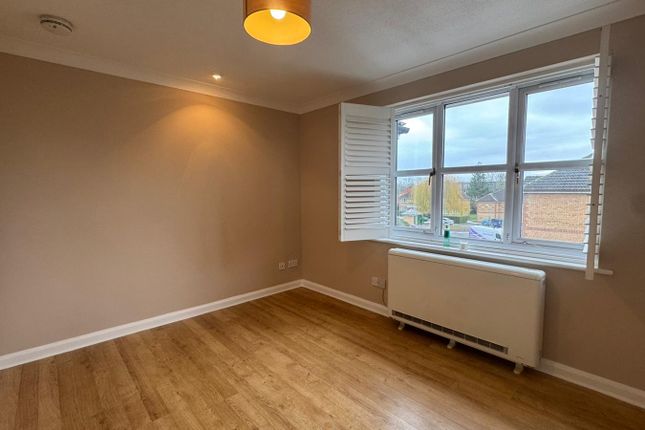 37 Worcester Gardens, Slough photo 4