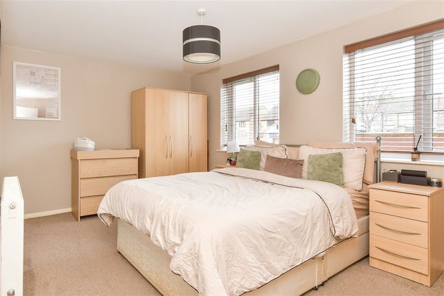 1-bed maisonette on Rookery Crescent Cliffe, Rochester, £160,000