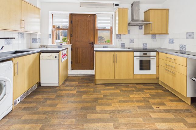 230, WHITE LEE ROAD, BATLEY photo 4