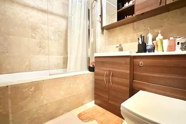 Flat 2, Coral Apartment, 17, Western Gateway, London photo 4