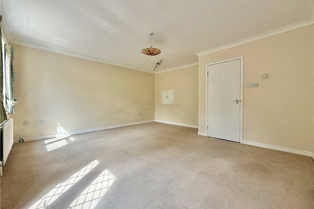 56, Launcelyn Close, Southampton photo 4