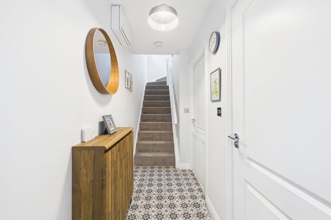 6 Lark Field Close, Manchester photo 4