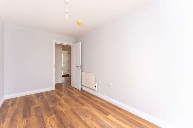 Flat to rent in Canberra Road, London