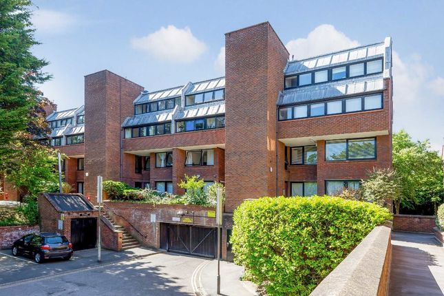 Thumbnail Flat for sale in Chandos Way, Wellgarth Road, London