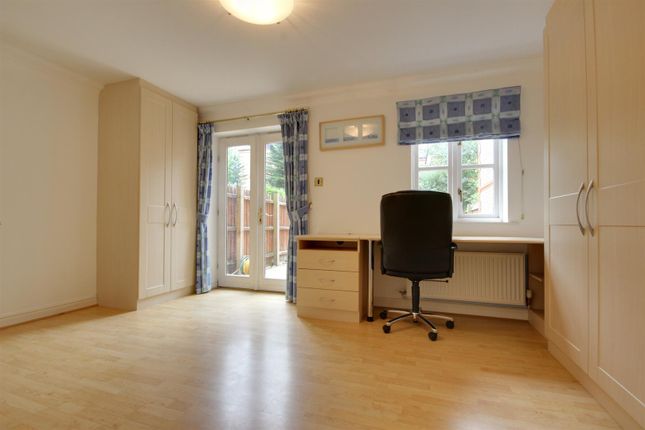 9, Highlands Avenue, London photo 4