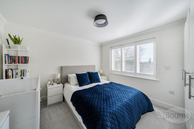 2, Woodgate Close, Cobham photo 4