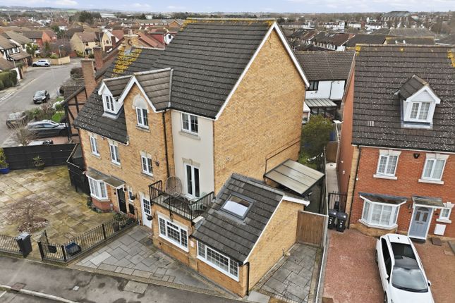 2 Genas Close, Ilford, Greater London photo 4