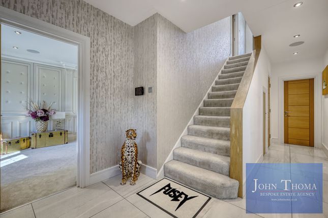 8, Courtland Drive, Chigwell photo 2