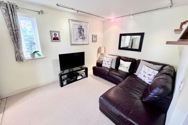 3 Hopton Grove, Newport Pagnell photo 4