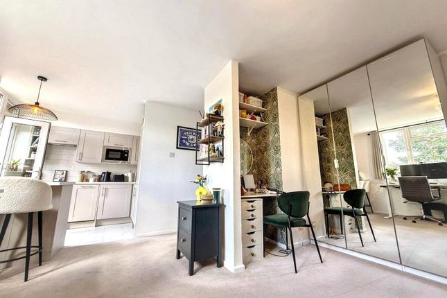 Flat 32 Avon Court,, 34 Keswick Road, London photo 4