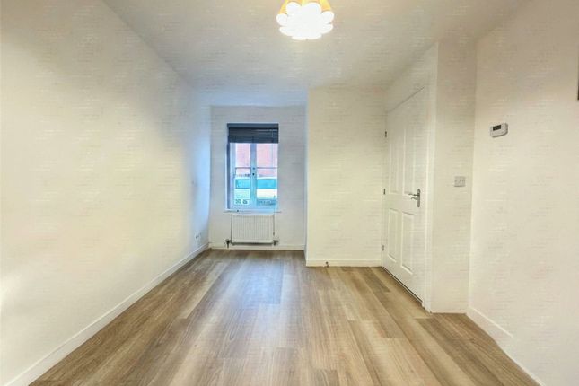 Clovelly Drive, Peterborough photo 3