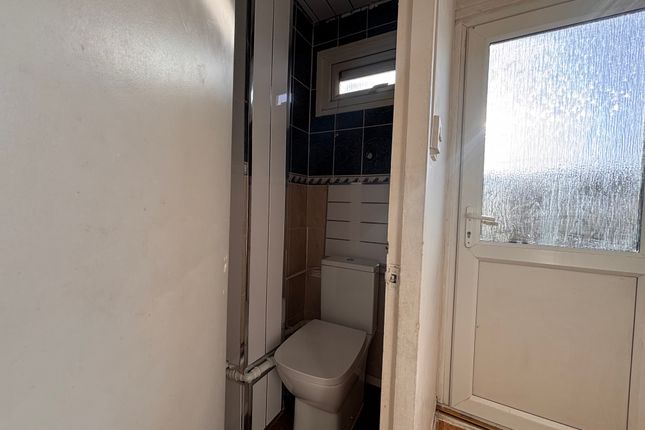 30, Walsall photo 4