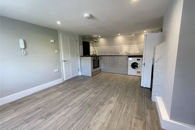 Flat 3, 5A, The Broadway, Berkshire photo 2