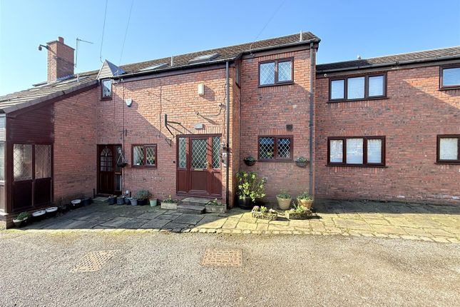 2-bed house on 10, Smallshaw Fold, Ashton-Under-Lyne, £210,000
