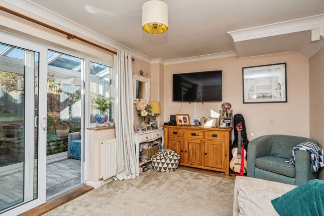 21, Norwood Close, Leatherhead photo 2