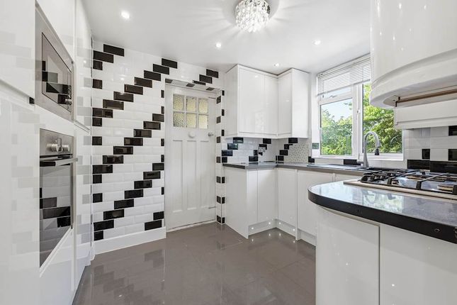 10 Chester Court, Monks Drive, London photo 4