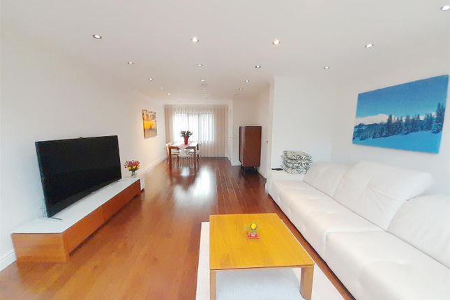 6, Cosgrove Close, Hayes photo 5
