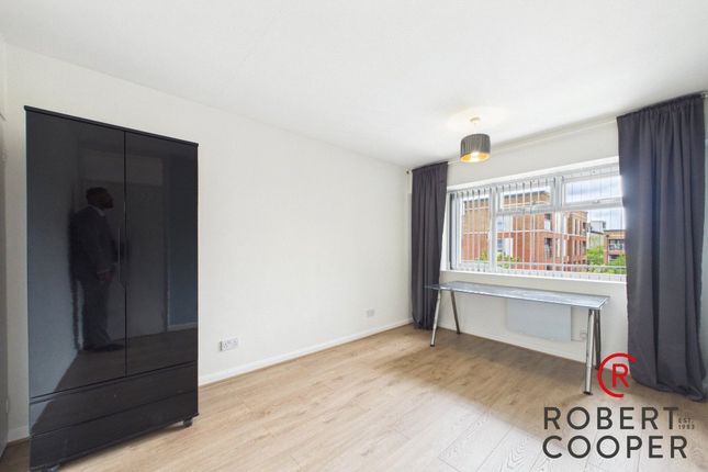 516e, Victoria Road, Ruislip photo 4