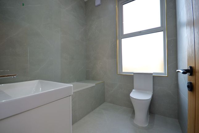 Flat 2, 8 Church Road, London photo 3