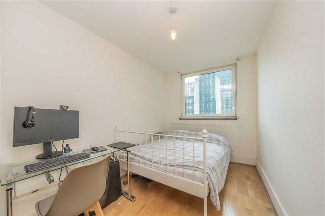 Flat 39, Bridge House, 18, St. George Wharf, London photo 4