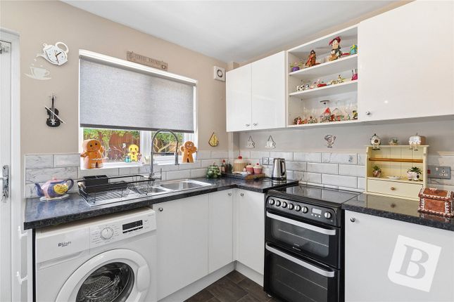 10, Bennions Close, Hornchurch photo 4