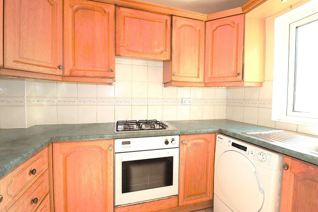 2, Robin Hood Close, Farnborough photo 4