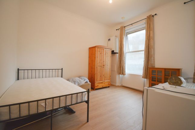 Flat 2 11a,, Castle Hill Parade, London photo 2