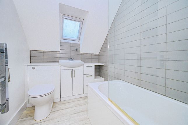 Flat 22, The Gables, North Orbital Road, Watford photo 4