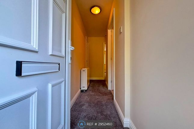 Berkeley Crescent, Hyde photo 2