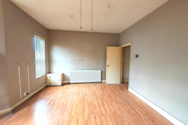 Flat 2, 10, Whitestile Road, Brentford photo 3