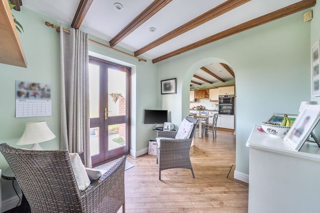 10 Willow Bank, Pershore photo 3