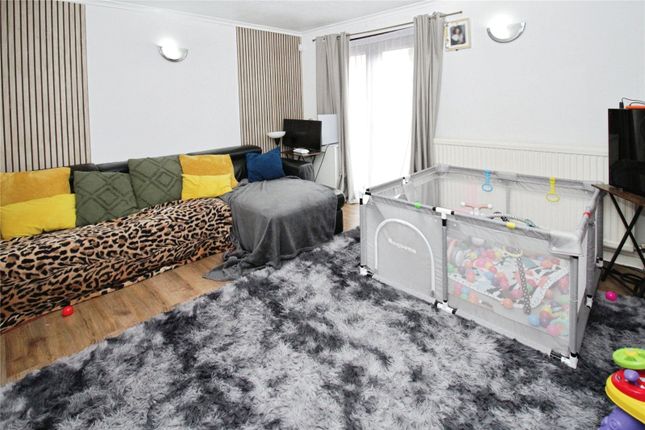 59, Broomfields Place, Basildon photo 2