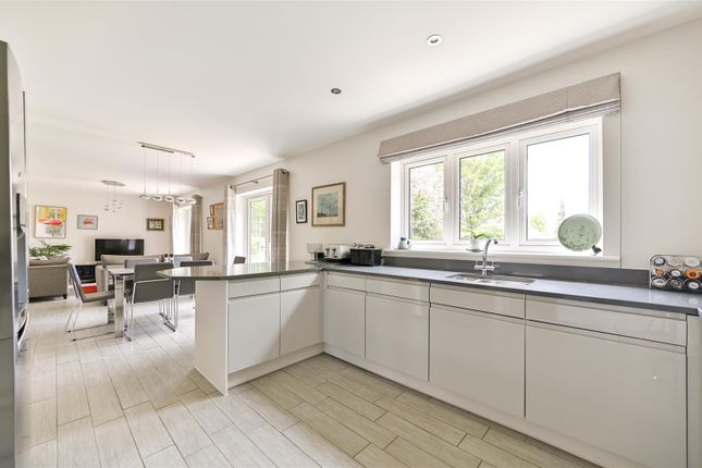 28, Wellswood Gardens, Reading photo 4