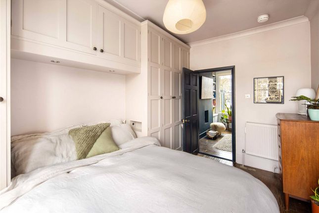 Flat for sale in Alloway Road, Bow, London