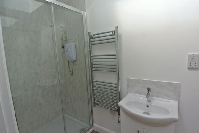 8a, Heronfield, Egham photo 5