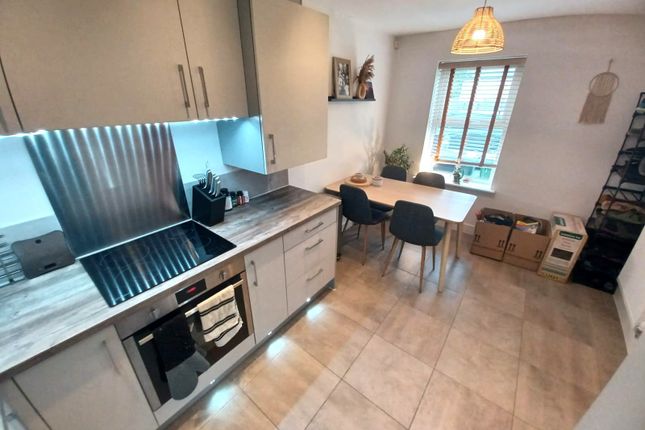 14, Chantrey Close, West Yorkshire photo 3