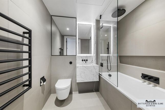 Flat for sale in Albert Embankment, London