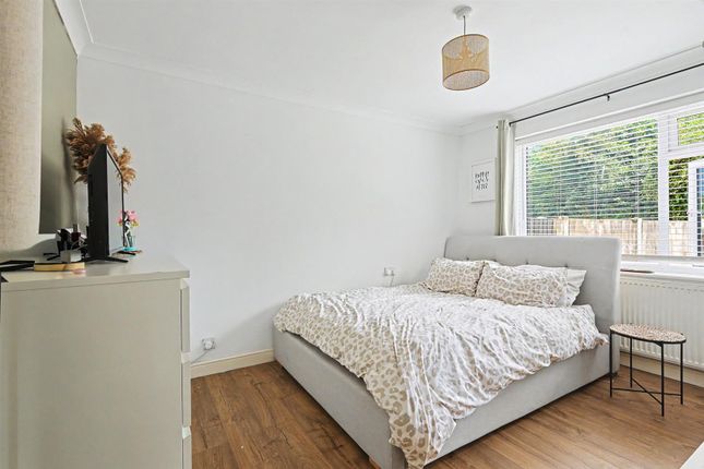 1, Plumberow Avenue, Hockley photo 4