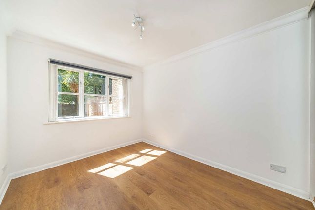 Flat 5, Heathview Court, 70, Parkside, London photo 4
