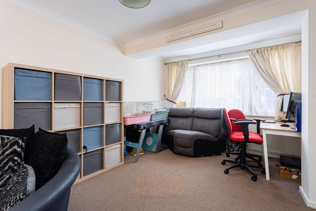 17 Bramble Close, Crawley photo 4