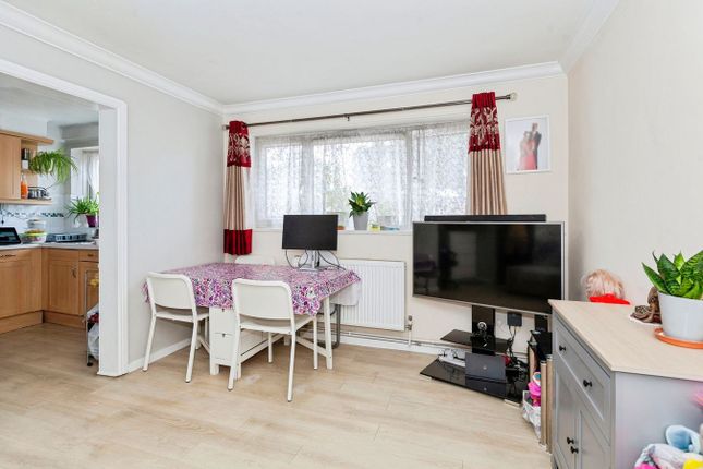 25, Grampian Way, Slough photo 4