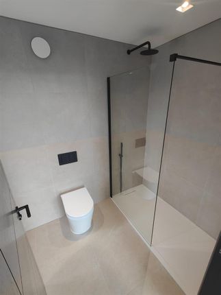 En-Suite - 19B 2.Jpg
