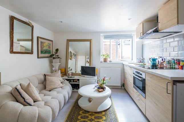 Flat B, 446 Streatham High Road, London photo 3