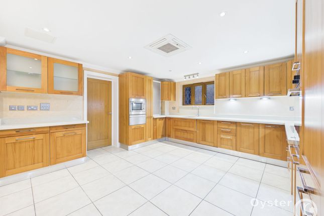 2 Kestrel Court Cherry Tree Way, Stanmore photo 2