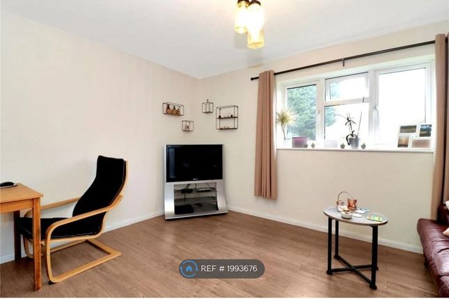 Flat, Beaconsfield Court Horseshoe Lane, Watford photo 3